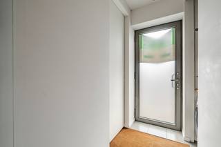 Midden in de dorpskern van Destelbergen wacht deze instapklare woning op haar nieuwe bewoners. Hier woont u met alles op wandel- en fietsafstand: winkels, horecazaken, scholen, recreatiecentra, natuurgebieden, openbaar vervoer... Dankzij de centrale ligging en de vlotte aansluiting op verschillende belangrijke autosnelwegen vormt dit een uitstekend knooppunt.<br /><br />Bij het betreden van de woning komt u terecht in de inkomhal met aansluitend een praktische was-/(opberg)ruimte. De uitgeruste keuken sluit mooi aan op de eetkamer en de gezellige, lichtrijke woonkamer. Van hieruit heeft u toegang tot de onderhoudsvriendelijke koer en de ruime bijbouw met tal van mogelijkheden. Op de eerste verdieping bevinden zich een ruime slaapkamer en een badkamer met ligbad, dubbele wastafel en toilet. De tweede verdieping biedt plaats aan nog twee slaapkamers. Daarnaast beschikt de woning over een droge kelder, ideaal als extra opbergruimte.<br /><br />Het pand onderging een grondige renovatie, waarbij onder meer de keuken en de binnendeuren werden vernieuwd. Dubbele beglazing, centrale verwarming op aardgas, elektrische rolluiken, een geïsoleerd dak, een conforme elektrische installatie en EPC-label B zorgen voor hedendaags en energiezuinig wooncomfort.<br /><br />Heeft deze woning uw interesse gewekt? Neem dan snel contact op met Brent Heirman van Immo Francois Gent door een mailtje te sturen naar brent@immofrancois.be of door te bellen naar 0475 42 24 12.<br /><br />