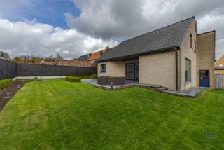 Deze perfect onderhouden open bebouwing bevindt zich op de grens van Gavere en Semmerzake, met dus een uitstekende bereikbaarheid tot...