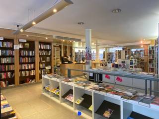 Mooi ingericht handelspand op een toplocatie in het centrum van Roeselare, op wandelafstand van De Munt en de Grote Markt.<br /><br />Het pand is vrij bij akte en momenteel ingericht als boekenwinkel.<br />Er zijn tal van mogelijkheden voor uiteenlopende commerciële activiteiten.<br /><br />Een extra troef is de mogelijkheid om het pand samen te voegen met het naastgelegen handelspand, waardoor een ruime commerciële oppervlakte kan worden gecreëerd.<br /><br /><strong>Indeling:</strong><br />Handelsruimte (320m²)<br />- etalage met gevelbreedte van 9m<br />- winkelruimte gelijkvloers met vaste toonbank en maatmeubilair<br />- winkelruimte -1 via trap<br />- kelder <br /><br />Stockageruimte:<br />- Achterliggende opslagruimte<br />- kitchenette &amp; toilet<br />- dienstdoorgang via de Albrecht Rodenbachstraat<br /><br /><strong>Extra</strong><br />Mogelijkheid tot aankoop van een ondergrondse parkeerplaats.<br />Dakkoepels vernieuwd.<br /><br /><strong>Contact:</strong><br />Voor meer informatie of een bezoek, contacteer Stijn op 0491 61 42 19 of info@stijndebusschere.be
