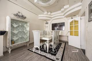 <p><span>Ruime, op te frissen woning met vier slaapkamers, garage en ruime tuin.</span></p><p><span> </span></p><p><span>Ideaal gelegen, in een pas vernieuwde straat , met makkelijke verbindingen met openbaar vervoer en auto naar alle windstreken.</span></p><p><span>De woning heeft een oprisbeurt nodig maar biedt vele mogelijkheden.</span></p><p><span> </span></p><p><span>Indeling: </span></p><p><span> </span></p><p><span>Ruime kelder;</span></p><p><span> </span></p><p><span>Gelijkvloers</span><span>:</span></p><p><span> </span></p><p><span>Ruime inkomhal met apart toilet.</span></p><p><span>Leefruimte.</span></p><p><span>Keuken; </span></p><p><span>Niet afgewerkte veranda</span></p><p><span>Inpandige garage.</span></p><p><span>Ruime tuin;</span></p><p><span> </span></p><p><span>1ste verdieping:</span></p><p><span> </span></p><p><span>Twee slaapkamers waarvan nu een is gemaakt. Met een klein terras.<br />Ruime badkamer.</span></p><p><span>Kleinere kamer/bureaal.</span></p><p><span> </span></p><p><span>2de verdieping:</span></p><p><span> </span></p><p><span>Kleine berging. </span></p><p><span>Twee slaapkamers, waarvan een aanpalend een kleinere badkamer.</span></p><p><span> </span></p><p><span>Er is nog een kleine bergzolder.</span></p><p><span> </span></p>