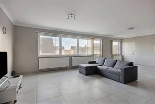 Zeer ruim 4-slaapkamerappartement met ruime terrassen en een afgesloten garage, gelegen nabij het centrum van Maaseik. ALGEMEEN: * Appartement...