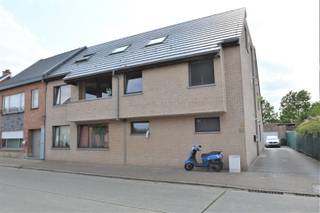 <p><span>Instapklaar appartement op eerste verdieping met terras en garage.</span></p><p><span>Gezellig lichtrijk appartement op de 1ste verdieping (geen lift) gelegen in kleinschalig gebouw</span></p><p><span>Als indeling heeft men een inkomhal,, woon- en leefruimte met open  ingerichte  keuken voorzien van dampkap, fornuis, oven en koelkast, terrasje/balkon, 2 slaapkamers, badkamer met ligbad, aparte toilet, geriefelijke berging, garagebox achter de residentie .</span></p><p><span>Alle ramen zijn voorzien van dubbele beglazing, de verwarming wordt geleverd door aardgas. </span></p><p><span>Beschikbaarheid : 01/08/2026</span></p><p><span>Geen bijkomende algemene kosten.</span></p><p><span>EPC : slechts 111 Kwh m²/jaar</span></p><p><span>Kom dit leuk appartement bekijken, mits het maken van een afspraak op 052/55.55.55 of via info@immotwins.be</span></p><p><span> </span></p>