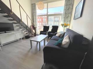 <p><span>Dit stijlvolle duplex-loft-appartement in Blankenberge combineert hedendaags comfort met een frisse kustsfeer. De benedenverdieping verwelkomt met een ruime, lichte living dankzij grote ramen en een open indeling. Een gezellige zithoek met comfortabele bank en fauteuils vormt het middelpunt, terwijl een compacte eethoek en een moderne, functionele keuken alle dagelijkse behoeften verzorgen. Via een warme houten trap met metalen leuning bereik je de mezzanine, die dienstdoet als tweede leefruimte of slaapkamer en zo extra privacy biedt. De slaapkamer biedt voldoende ruimte voor een tweepersoonsbed en royale opbergruimte. De badkamer is strak ingericht met een douche, wastafel en toilet en sluit naadloos aan op de moderne afwerking van het geheel. Het interieur is licht en fris, met lichte vloeren en smaakvolle accenten die een prettige, onderhoudsvriendelijke sfeer creëren. Een zonnig balkon biedt buitenruimte om te ontspannen en te genieten van het buitengevoel. Er is geen garage aanwezig, maar het appartement biedt een compacte en praktische setup die zich uitstekend leent als pied-à-terre, starterswoning of belegging. Gelegen in Blankenberge met gemakkelijke toegang tot winkels, horecazaken en de kustlijn, biedt dit appartement volop comfort, stijl en een aantrekkelijke levenskwaliteit.</span></p><p><span>Meer info Bel/050341.55.50</span></p>
