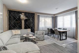 <p><span>Instapklaar hoekappartement (131 m²) met 3 slaapkamers in Deurne</span></p><p><span> </span></p><p><span>Dit appartement ligt aan de voet van het Bisschoppenhofpark en combineert een rustige, groene omgeving met een uitstekende bereikbaarheid. Dankzij de nabijheid van de Bisschoppenhoflaan bereik je vlot de snelweg, terwijl openbaar vervoer en velo-stations zich in de directe omgeving bevinden.</span></p><p><span> </span></p><p><span>Het appartement is gelegen op het gelijkvloers van een verzorgd gebouw met vijf verdiepingen, waarvan het dak conform geïsoleerd is. De vaste kosten bedragen 180/maand en zijn all-in met uitzondering van elektriciteit. De ramen werden enkele jaren geleden vernieuwd en ook het appartement zelf kreeg een grondige opfrissing. Vloeren, keuken, badkamer én elektriciteit zijn reeds aangepakt, waardoor je hier zonder zorgen meteen kan intrekken.</span></p><p><span>Je komt binnen in de ruime inkomhal met ingemaakte vestiairekast en apart gastentoilet. Links bevindt zich de L-vormige woonkamer van ca. 33 m², die geniet van een aangename lichtinval door de ligging in de hoek van het gebouw. Aansluitend is er de aparte keuken van 10 m², volledig uitgerust met alle hedendaags comfort.</span></p><p><span>Via de nachthal bereik je de overige ruimtes van het appartement. Zo is er een praktische berging van ca. 4 m², een ruime badkamer van 7 m² met inloopdouche, lavabomeubel, toilet en handdoekdroger, én drie volwaardige slaapkamers van respectievelijk 9 m², 14 m² en 17 m².</span></p><p><span>Tot slot beschikt het gebouw over een gemeenschappelijke fietsenstalling en hoort er bij het appartement ook nog een privatieve kelderberging.</span></p><p><span>Ben je op zoek naar een instapklaar appartement met drie slaapkamers en een comfortabele indeling? Mis deze kans niet!</span></p><p><span>Bewoonbare opp. 131 m² ref.: bruto vloeropp. EPC-certificaat.Voor meer info of een gratis schatting surf naar </span><span><span>www.hansimmo.be</span></span></p><p><span> </span></p><p><span> </span></p>