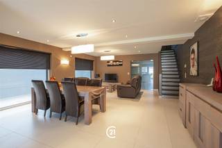 <p><span>Instapklare gezinswoning met ruime garage, zonnig terras en gezellige tuin!</span></p><p><span>Op zoek naar een woning waar je meteen kan intrekken? Dan is deze volledig instapklare gezinswoning beslist een bezoek waard. Geniet van een ruim terras, een gezellige tuin en een uitzonderlijk ruime garage met bovendien heel wat extra parkeergelegenheid. De rustige ligging biedt alle comfort, terwijl je toch geniet van een vlotte verbinding naar belangrijke invalswegen.</span></p><p><span>Mis deze kans niet en reserveer vandaag nog je bezoek op het KIJKMOMENT van 18/08!</span></p>