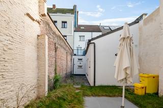 <p>Dit gelijkvloers appartement bevindt zich op een toplocatie in het befaamde, historische Lier, een stad waar werkelijk altijd iets te beleven valt. Van ontspannende wandelingen in het natuurgebied “Nazareth”, gezellig snuisteren in de winkels van de Antwerpsestraat tot zorgeloze daguitstapjes dankzij de vlotte verbindingen met de trein: dit een plek waar zowel rust als stedelijk comfort perfect hand in hand gaat!</p>
<p>Waar de gevel klasse en allure uitstraalt door de smeedijzeren raamleuningen, kroonlijsten en subtiele gevelornamenten, heerst er in het appartement zelf juist een frisse, hedendaagse toets. Bij binnenkomst word je namelijk meteen verrast door een glasdallenwand die zorgt voor een overvloed aan natuurlijk daglicht, met behoudt van privacy. Aangrenzend bevindt zich de leefruimte met open keuken die praktisch werd geïnstalleerd voor het dagelijks gebruik. Verder heb je hier nog een slaapkamer (8 m²) met aansluitend een praktische dressing en uiteraard een badkamer met inloopdouche, deze werd in een stijlvol marmeren jasje gestoken.</p>
<p>Tot slot, maakt de verzorgde tuin van maar liefst 47,50 m² het plaatje compleet. Dit wordt gegarandeerd jouw favoriete ontspanningsplek!</p>
<p><strong>Technische gegevens: </strong>Centrale verwarming op gas via een condenserende ketel (individueel), geïsoleerde muren, dubbele beglazing in PVC. <strong>Aparte meters</strong> voorzien voor zowel gas, water als elektriciteit!</p>
<p><strong>Stedenbouwkundige inlichtingen en bodemattest aanwezig. Asbestveilig. Bevindt zich niet in een risicozone voor overstromingen (P- en G-score A). Renovatieverplichting niet van toepassing.</strong></p>
