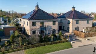 Ruime villa van circa 400m² gelegen in een rustige wijk te Poppel op een perceel van ca. 588 m² . De villa biedt o.a. 5 slaapkamers, 2 badkamers...