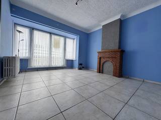 Dit appartement is gelegen op de 2de verdieping en bestaat uit: inkomhal - living - keuken - berging - toilet - badkamer - 2 slaapkamers.Geen lift...