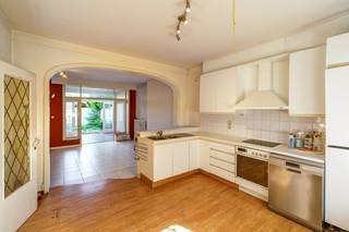 <p>Bent u opzoek naar een op te frissen woning? Dan is dit pand wat u zoekt, gelegen op korte wandelafstand van invalswegen en openbaar vervoer, vindt u deze woning met enorm potentieel.</p><p></p><p>Het gelijkvloers van deze charmante woning beschikt over een gezellige leefruimte die naadloos aansluit op de ruime keuken.</p><p>Dankzij de praktische indeling vormen deze ruimtes samen het hart van de woning, ideaal voor gezellige familiemomenten.</p><p>Aansluitend bevindt zich een aangename veranda die zorgt voor extra leefruimte en een mooie verbinding met de buitenomgeving. Verder beschikt het gelijkvloers over een praktische berging, een ruime inkomhal en een apart gastentoilet.</p><p><br />Op de eerste verdieping bevinden zich twee ruime slaapkamers van telkens ongeveer 15 m². Daarnaast is er een badkamer met ligbad en wastafel aanwezig. De centrale nachthal verbindt alle ruimtes op een praktische manier.</p><p></p><p>De tweede verdieping biedt nog twee bijkomende slaapkamers. Verder is er een extra berging aanwezig die ideaal is als opslagruimte.</p><p>Bovendien beschikt deze woning nog over een zolder, ideaal voor het opbergen van seizoensspullen.</p><p></p><p>Kortom: deze woning beschikt over vier ruime slaapkamers en voldoende ruimte voor jouw gezin.</p><p></p><p>Bij vragen of interesse contacteer Benjamin via benjamin.tang@copandi.be of 0495 56 50 74.</p><p></p>