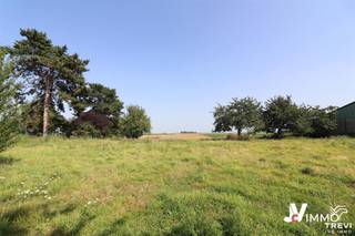 <p><span>Beau terrain à bâtir de ± 1.070 m² avec vue dégagée sur la campagne environnante</span></p><p><span>Situé dans un cadre verdoyant, ce terrain offre un environnement paisible et bucolique, idéal pour y construire la maison de vos rêves. Situé en partie en zone d'habitat à caractère rural et en partie en zone agricole, bénéficiant des caractéristiques suivantes :</span></p><p><span>Caractéristiques principales :</span></p><ul><li><span>Superficie : ± 1.070 m²</span></li><li><span>Façade : ± 14 m</span></li><li><span>Profondeur : ± 77 m</span></li><li><span>Terrain plat, facilitant la construction</span></li><li><span>Orientation arrière : Est </span></li></ul><h3><span>Raccordements à prévoir :</span></h3><ul><li><span>Égouttage </span></li><li><span>Eau, électricité, téléphonie, télédistribution </span></li><li><span>Gaz : non disponible</span></li></ul><p><span>Libre de constructeur</span><span> : vous avez toute liberté pour choisir l'entrepreneur de votre choix.</span></p><p><span> </span></p><p><span>Document remis à titre indicatif et non contractuel, sous réserve de modifications</span></p><p><span> </span></p>
