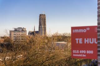 <p><span>2-slpk-appartement met terras aan de Dijle in Mechelen</span></p><p><span> </span></p><p><span>Dit uitzonderlijk lichtrijke appartement met twee slaapkamers, een ruim zuidwestgericht terras en een extra balkon biedt aangenaam wooncomfort op een toplocatie aan de Dijle. Het is bovendien makkelijk bereikbaar met de lift.</span></p><p><span>Via de privatieve inkomhal kom je bij het gastentoilet en de technische berging.</span></p><p><span>De grote, open leefruimte met vele raampartijen geniet een prachtig uitzicht op het Keerdok en de skyline van Mechelen.</span></p><p><span>Aansluitend ligt de volledig ingerichte keuken met oven, koelkast, nieuw kookvuur en dampkap, en een extra berging.</span></p><p><span>De hoofdslaapkamer geeft toegang tot het zuidwestgerichte terras van 10 m², terwijl de tweede slaapkamer ideaal is als logeer- of bureauruimte.</span></p><p><span>De badkamer beschikt over een dubbel lavabomeubel, bad, tweede toilet en aansluitingen voor wasmachine en droogkast.</span></p><p><span>Daarnaast is er een ruime kelderberging met plaats voor een fiets, en voor het gebouw is voldoende parkeergelegenheid.</span></p><p><span>De ligging is een grote troef: aan de Dijle, op wandelafstand van het centrum, en vlak bij het station en de belangrijkste invalswegen.</span></p><p><span> </span></p><p><span>Huurprijs: €920/maand + €65/maand gemeenschappelijke kosten.</span></p><p><span>Onmiddellijk beschikbaar! </span></p>