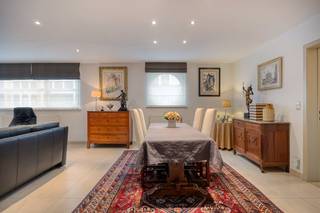 Met 131 m² bewoonbare oppervlakte op het gelijkvloers mogen we dit appartement terecht ruim noemen. Het appartement is ideaal voor wie op zoek is...