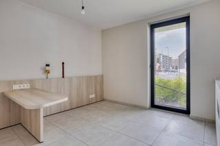 Dit nieuwbouw commercieel pand heeft een totale oppervlakte van ca. 117m². Het pand is heel energiezuinig (label A, E-peil 17). Er is ook een tuin van ca. 70m² en een terras van ca. 10m².Bij het pand zijn er ook 2 parkeerplaatsen in het gebouw beschikbaar. In de straat is er ook voldoende parkeergelegenheid voor de klanten. Indeling van het pand:- kantoor met aparte ingang (via de Godshuislaan)- kantoor/praktijkruimte - ingerichte badkamer- landschapsbureau met open keuken- berging- sanitair- inkomhal (via Brugsesteenweg)- technische ruimte- terras en tuin- beschikbaar: 2 privatieve staanplaatsen in het gebouw, voorzien om elektrisch te laden (apart aan te kopen)Verkoop onder btw-stelsel. Bent u op zoek naar bedrijfsvastgoed bestaande uit een kantoor te koop in Roeselare? Aarzel dan niet om ons te contacteren op het nummer 051 21 22 23.Bestuursmaatregelen in het maatregelenregister: neeDeze AI-visualisaties zijn bedoeld als inspiratie. Er werd geen rekening gehouden met technische specificaties, stedenbouwkundige voorschriften of de concrete mogelijkheden tot realisatie.