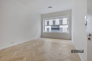 Dit splinternieuwe appartement met LUXE-afwerking bevindt zich in een standingvol gebouw met prachtige gevel in modernistische stijl op enkele meters van het strand en de winkelstraat.<br />Indeling: inkomhal, woonkamer met open keuken, berging, badkamer met inloopdouche, toilet en lavabomeubel, 2 slaapkamers waarvan 1 met tweede badkamer met inloopdouche, toilet en lavabomeubel, ruim terras.<br />Het appartement werd met moderne luxe-elementen afgewerkt. Denk maar aan een prachtig visgraatparket, gerectificeerde tegels (1m20 x 1m20), een gepantserde veiligheidsdeur, privatieve verwarming (hoogrendementsketels op aardgas met gsm-module op afstand), kleurvideofonie met gsm-module op afstand, design sanitair, inloopdouches op tegelvloer (geen douchebak), <br />Privatieve kelderberging.<br />In het gebouw is er tevens een ruime fietsenberging met meerdere laadpunten en een gemeenschappelijk dakterras waar men een ganse dag kan genieten van de zon!<br />Verkoop onder registratierechten (geen BTW)!