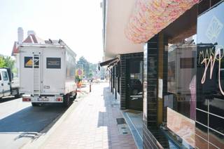 Centraal gelegen charmante winkelruimte met uitstekende visibiliteit gelegen nabij het Driehoeksplein.<br />Dankzij de brede etalage geniet uw zaak van maximale zichtbaarheid. <br />De winkel bestaat uit een verkoopsruimte, toilet en een praktische stockruimte, ideaal voor verschillende handelsactiviteiten. Dankzij de strategische ligging in een commerciële buurt, is dit pand perfect geschikt voor wie op zoek is naar een investering of een eigen handelszaak op een topligging.<br />Troeven:<br />Centrale ligging nabij Kustlaan en Driehoeksplein<br />Grote etalage met veel lichtinval<br />Goede visibiliteit en passage<br /> Stockruimte