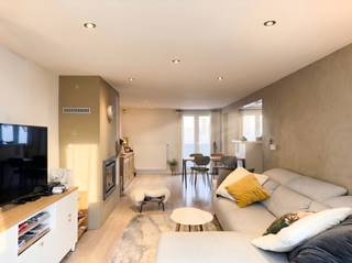 Cette maison pleine de caractère (240 m<sup>2</sup>) offre de nombreuses possibilités : idéale pour une combinaison habitation-travail, un logement intergénérationnel ou une maison familiale avec un studio indépendant. Ses atouts uniques et tout son potentiel ne se dévoilent pleinement que lors d’une visite !<br /><br />Aménagement:
<ul>
	<li>Rez-de-chaussée : Spacieux hall d’entrée/espace professionnel avec rangement, 2 chambres, un WC séparé, une salle de douche rénovée, une grande buanderie et une agréable cour pour profiter des beaux jours.</li>
	<li>Entre-niveau : Une pièce supplémentaire, idéale comme bureau ou espace de loisirs.</li>
	<li>Premier étage : Séjour chaleureux avec cuisine ouverte, salon avec cheminée, véranda et accès à une terrasse ensoleillée avec espace de rangement. ingemaakte kasten. Une salle de bain avec double lavabo, baignoire et placards intégrés. Toilette séparée.</li>
	<li>Deuxième étage : 2 grandes chambres et un hall de nuit avec placards intégrés.</li>
	<li>Espaces de rangement supplémentaires : Grenier et cave.</li>
</ul>
PEB: D (pas d’obligation de rénovation).<br /><br />Intéressé par cette maison unique ? Contactez immo NANO pour plus d’informations ou une visite : 050 60 60 78 – info@immonano.be.