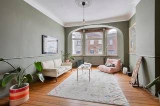 Zeer ruime woning met 6 slaapkamers en mogelijk ruimte vrij beroep.Deze woning werd tot op heden gerenoveerd met behoud van de authentieke...