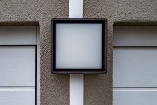 <p><span>Garagebox met sectionale poort, te bedienen met een numeriek codeklavier én zender. Ideaal voor één wagen, fietsen of als stockage.</span></p>
<p><span>SPECIFICATIES:</span></p>
<ul>
<li><span>Elektriciteit (licht en stopcontact)</span></li>
<li><span>Sectionale kwaliteitspoort<span> </span></span><span>Hörmann</span><span><span> </span>inclusief numeriek code klavier en zender</span></li>
<li><span>LED verlichting aan plafond</span></li>
<li><span>Dubbele ventilatieroosters</span></li>
<li><span>Verharde en verlichte circulatie</span></li>
<li><span>Waterdichte glasvlies laag tussen wand en sier pleister</span></li>
</ul>
<p><span> </span></p>
<p><span>AFMETINGEN:</span></p>
<ul>
<li><span>Breedte: 285 cm</span></li>
<li><span>Diepte: 550 cm</span></li>
<li><span>Hoogte: 250 cm</span></li>
<li><span>De garagepoort heeft een inrij breedte van 245 cm en hoogte van 211 cm</span></li>
</ul>
<br />Momenteel zijn alle boxen verhuurd, gelieve ons te contacteren om u op de wachtlijst te plaatsen.