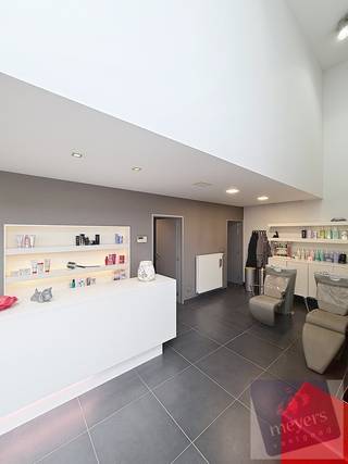 Deze verzorgde woning, gebouwd in 2007, is gelegen langs de Diestersteenweg 351 in het charmante Spalbeek, een deelgemeente van Hasselt. Dankzij de vlotte verbinding naar het centrum van Hasselt, scholen, winkels en de autosnelwegen, geniet u hier van een uitstekende bereikbaarheid gecombineerd met een rustige woonomgeving.<br /><br />De woning bevindt zich op een mooi perceel van 9 are 28 centiare en beschikt over een bewoonbare oppervlakte van maar liefst 213 m² (volgens EPC). De indeling is praktisch en doordacht, met oog voor ruimte en lichtinval.<br /><br />Bij het betreden van de woning komt u binnen in de lichtrijke leefruimte, die naadloos overgaat in de eetkamer met grote raampartijen. Deze zorgen voor een aangename connectie met de tuin en laten overvloedig daglicht binnen. De open keuken vormt het hart van de woning en is ideaal voor wie houdt van gezelligheid en openheid. Verder vindt u op het gelijkvloers een gastentoilet en maar liefst twee praktische bergingen.<br /><br />Een absolute troef is de polyvalente praktijkruimte, die momenteel ingericht is als kapsalon. Deze ruimte biedt tal van mogelijkheden voor een zelfstandige activiteit, vrij beroep of kan eenvoudig geïntegreerd worden als extra hobby- of bureauruimte.<br /><br />Achteraan de woning geniet u van een zuidgerichte tuin met terras, waar het heerlijk vertoeven is in alle rust en privacy.<br /><br />Op de verdieping geeft de nachthal toegang tot meerdere slaapkamers, een aparte dressing en een comfortabele badkamer uitgerust met zowel een ligbad als een douche.<br /><br />Kortom, deze woning combineert ruimte, licht en functionaliteit met een uitstekende ligging en tal van mogelijkheden. Ideaal voor gezinnen én zelfstandigen die wonen en werken willen combineren.<br /><br />Interesse? Contacteer ons voor een bezoek en ontdek zelf de troeven van deze woning!