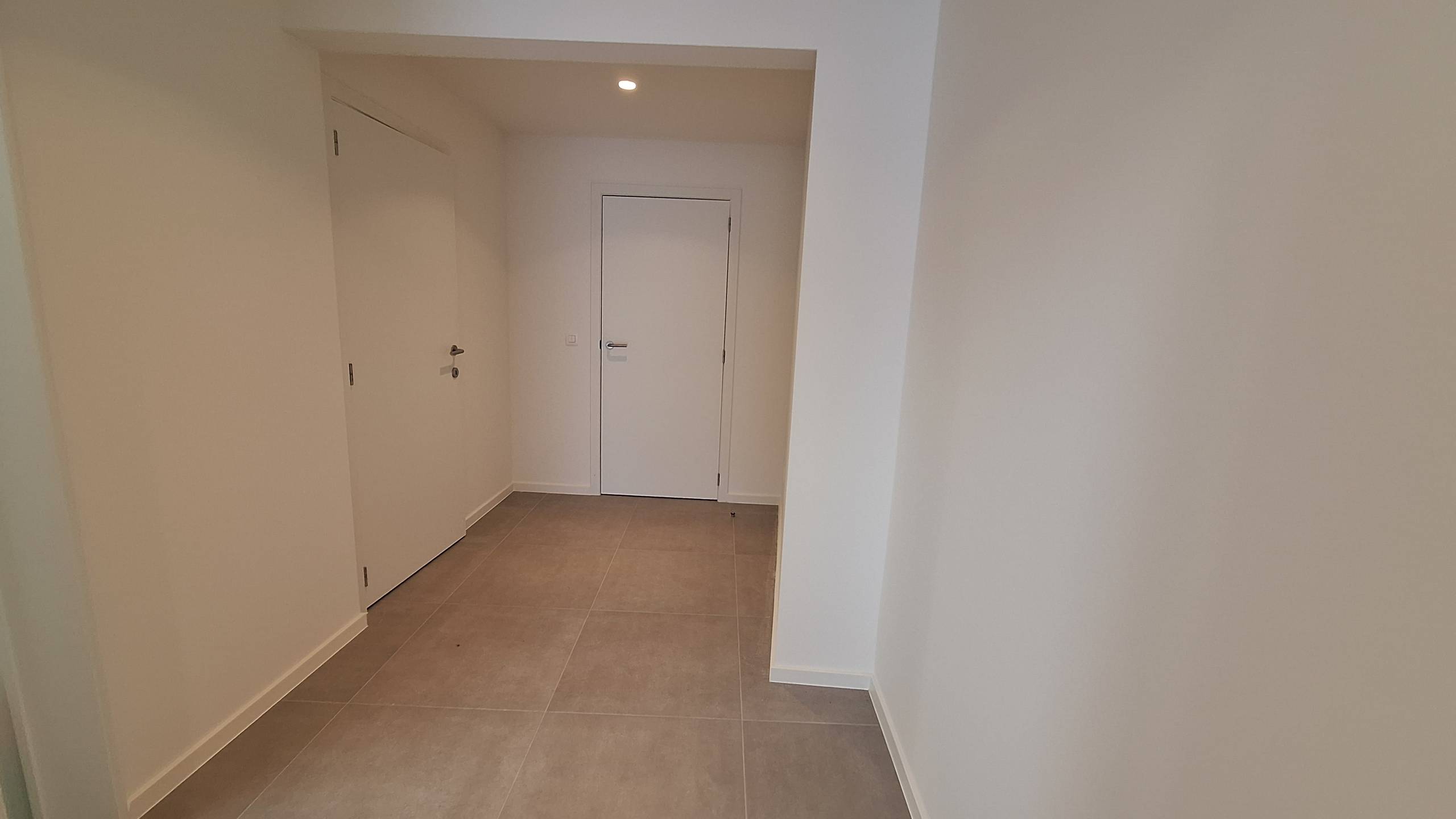 Woning met 3 slaapkamers, ruime garage en koer in hartje Poperinge. - foto 2