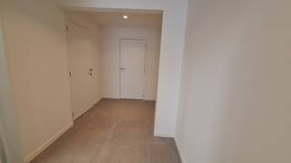 Binnen de ring van Poperinge, op fietsafstand van grootwarenhuizen, scholen en andere voorzieningen, bevindt zich deze gerenoveerde woning. De...