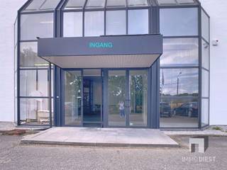 IN ZIJN GEHEEL: 2 HANDELSPANDEN MET STOCKAGE + 2 APPARTEMENTEN (totaal bewoonbare oppervlakte 3.120m²)*HANDELSGEBOUW: 2 handelspanden: (1.181m² +...