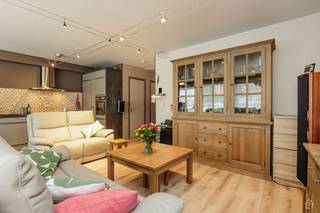 <p>MODERN WOON- EN LEEFCOMFORT IN HOMBEEK</p><p>Dit schitterende appartement van maar liefst 110m² is centraal gelegen Hombeek. Het biedt U de perfecte combinatie van stijl, comfort en functionaliteit. Ideaal voor gezinnen en professionals die kwaliteit zoeken.</p><p>RUIME INDELING MET VEEL LICHTINVAL</p><p>Er zijn drie ruime slaapkamers met veel natuurlijk licht. De hoofdslaapkamer, met warme rood-bordeauxaccent, is een rustgevend toevluchtsoord, terwijl de andere slaapkamers perfect zijn voor kinderen of thuiswerkers.</p><p>OPEN LIVING- EN KEUKENZONE</p><p>De open woon- en keukenruimte geeft het appartement een aantrekkelijk ruim karakter. Het zitgedeelte centraal in de gezellige woonkamer met grote ramen voor zonnig daglicht is tevens voorzien van airco! De keuken met moderne grijze fronten en trendy mozaïek-tegels in warme goudtinten is uitgerust met alle nodige apparatuur, zoals o.a. een inductie vuur en vaatwasmachine.</p><p>PRAKTISCHE BADKAMER EN DOUCHEKAMER</p><p>De ruime badkamer beschikt over een ligbad met lavabo meubel, terwijl er nog een aparte grote douche kamer is met een comfortabel zitje.</p><p>THUIS PARKEREN</p><p>Ondergronds is er een ruime parkeerplaats met extra grote berging. Deze zijn verplicht bij aan te kopen aan 25.000 Euro.</p><p>ENERGIEBEWUST OP EEN A+ LOCATIE</p><p>De gezellige zitplekjes, cafeetjes, kleinhandel en scholen vormen samen het prettige buurtleven, terwijl openbaar vervoer en een aansluitingen naar de E19 u alle leef/-werkcomfort biedt.</p><p>Bezoek plannen of gratis schatting: 0494 12 01 01 </p>