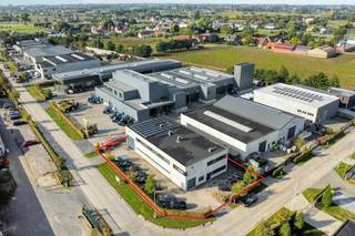 Op het bedrijventerrein "Mortelput" te Lichtervelde kan u dit bedrijfsgebouw te koop terugvinden bestaande uit een loods/atelier van ca. 380 m² en een kantoor van ca. 510 m² op een totale perceeloppervlakte van ca. 1.222 m².<br /><br />> LOODS/ATELIER van ca. 380 m².<br /><br />Specificaties:<br />- betonconstructie<br />- warmeluchtblazer op gas<br />- 3 fasen elektriciteit<br />- 2 sectionaal poorten<br />- gepolierde betonvloer<br />- vrije hoogte deels 3,2m en deels 7m<br />- voorziening voor rolbrug aanwezig<br /><br />> KANTOOR van ca. 510 m² waarvan 100 m² op het gelijkvloers en 410 m² op het eerste verdiep. <br /><br />Het gelijkvloers bestaat uit een inkom en ontvangstruimte, bureel, sanitair gedeelte, refter met kitchenette en technisch lokaal. <br /><br />Het eerste verdiep bestaat uit 2 burelen/vergaderzalen, verschillende open landschapskantoren en archiefruimte.<br /><br />Specificaties:<br />- vloerverwarming op gas<br />- tegelvloer <br />- zonwering<br />- aircosysteem<br /><br />Aanwezigheid van 11 parkeerplaatsen. <br /><br />Algemene specificaties:<br />- bouwjaar 2012<br />- alarmsysteem<br />- zonnepanelen <br />- laadpalen <br />- 2 in- en uitritten<br />- toegang rondom het gebouw<br />- buitenverlichting<br />- WVI voorwaarden van toepassing<br /><br />Totale grondoppervlakte van 1.222 m².<br /><br />Gelegen in het RUP "Mortelput" in een zone voor gemende bedrijvigheid met een vlotte bereikbaarheid en ontsluiting.<br /><br />Kan ook onder aandelen verkocht worden.<br /><br />Dit pand kan onderhevig zijn aan de renovatieverplichting die door de Vlaamse overheid wordt opgelegd voor niet-residentiële gebouwen. Consulteer voor meer informatie de website van het Vlaams Energie- en Klimaatagentschap via https://www.energiesparen.be/nr/renovatieverplichting.<br /><br />Op zoek naar bedrijfsvastgoed bestaande uit een bedrijfsgebouw bestaande uit een loods/atelier met kantoor te koop in Lichtervelde? Contacteer Dewaele voor meer informatie of een bezoek ter plaatse op 051 21 22 23.<br /><br />Bestuursmaatregelen in het maatregelenregister: nee