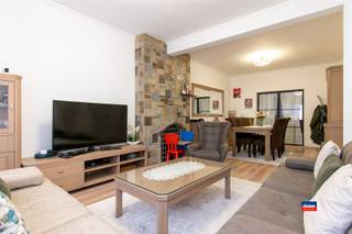 <p><span>HOBOKEN | SPACIEUSE MAISON FAMILIALE DANS UN EMPLACEMENT DE PREMIER CHOIX AU FORT| EPC C|</span></p><p><span> </span></p><p><span>La maison se compose comme suit : hall d'entrée avec toilettes séparées et accès au sous-sol - salon spacieux avec double porte donnant sur l'espace de vie - cuisine équipée avec beaucoup d'espace de rangement - jardin orienté à l'ouest avec terrasse spacieuse et auvent.</span></p><p><span>Premier étage : cage d'escalier - deux chambres spacieuses - salle de bains avec lavabo, toilettes, baignoire et espace de rangement - débarras avec plomberie pour machine à laver et sèche-linge.</span></p><p><span>Deuxième étage : chambre spacieuse avec de nombreux placards.</span></p><p><span> </span></p><p><span>Atouts supplémentaires :</span></p><p><span>- Très bien situé dans un endroit privilégié de la forteresse</span></p><p><span>- Salon spacieux et très lumineux</span></p><p><span>- Cuisine rénovée avec de nombreux placards intégrés, induction Bora, fours AEG, réfrigérateur Miele + lave-vaisselle, robinetterie avec filtre bleu grohe + système de refroidissement</span></p><p><span>- Deux pompes à chaleur de 2019</span></p><p><span>- Nouvelle chaudière à condensation à partir de 2013</span></p><p><span>- EPC favorable (B)</span></p><p><span>- Neuf panneaux solaires</span></p><p><span>- Proche des écoles, des transports en commun et des commerces</span></p><p><span> </span></p><p><span> </span></p>