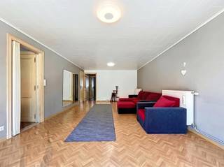 <p><span>Instapklaar appartement met garage in het hart van Roeselare</span></p><p><span>Op zoek naar een lichtrijk en instapklaar appartement op een toplocatie? Dit ruime appartement, gelegen op slechts </span><span>350 meter van de Grote Markt</span><span> van Roeselare, biedt alle comfort en een uitstekende bereikbaarheid.</span></p><p><span>Indeling: </span><span>inkomhal</span><span>, </span><span>apart (gasten)toilet</span><span>, ruime en lichtrijke </span><span>leefruimte</span><span>, aparte </span><span>keuken</span><span> met praktische </span><span>berging</span><span>, </span></p><p><span>twee ruime slaapkamers</span><span> (ramen met ingebouwde verduisterende lamellen en hor), een </span><span>badkamer</span><span> met nieuwe inloopdouche en lavabomeubel.</span></p><p><span>Daarnaast beschikt het appartement over maar liefst </span><span>twee balkons</span><span>, waardoor u op elk moment van de dag van de buitenruimte kunt genieten.</span></p><p><span>Op het gelijkvloers is er een handige berging met legplanken.</span></p><p><span>Extra troeven zijn de gunstige EPC-score en de privatieve </span><span>garage</span><span> met </span><span>elektrische poort</span><span>, een absolute meerwaarde in het stadscentrum.</span></p><p><span>Een ideale opportuniteit voor zowel eigen bewoning als investering. Momenteel verhuurd aan € 725 per maand.</span></p>