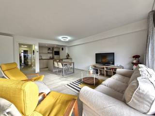 Dit stijlvol gerenoveerde appartement bevindt zich op een gegeerde locatie aan de achterzijde van de zeedijk, op de vernieuwde wandelboulevard van Heist. De ligging is perfect voor wie houdt van een combinatie van rust, comfort en levendigheid. U bevindt zich op wandelafstand van het Heldenplein en van een gevarieerd aanbod aan horeca: van gezellige bistro’s tot verfijnde culinaire restaurants. <br /><br />Dankzij de nabijheid van de kusttram bent u bovendien vlot verbonden met Knokke, Blankenberge en andere badplaatsen aan onze Belgische kust. Alle dagdagelijkse voorzieningen, winkels en ontspanningsmogelijkheden liggen binnen handbereik, wat dit appartement zowel geschikt maakt als vaste verblijfplaats, tweede verblijf of rendementsvolle investering.<br /><br />Vakantieverhuur is toegelaten, wat het interessant maakt voor wie op zoek is naar een opbrengsteigendom aan zee. Dankzij de ligging en afwerking is een mooi rendement perfect haalbaar.<br /><br />Indeling:<br /><br />- Inkomhal,<br />- Apart gastentoilet,<br />- Lichtrijke leefruimte met open zicht,<br />- Zuidgericht terras,<br />- Open en volledig uitgeruste kwaliteitskeuken met eetgedeelte,<br />- Eerste ruime slaapkamer,<br />- Terras,<br />- Tweede slaapkamer,<br />- Badkamer met moderne inloopdouche,<br /><br />Bij het binnentreden van het gebouw vindt u op de gelijkvloerse verdieping ook nog een privatieve berging, toegewezen aan het appartement. De fietsenberging van het gebouw is makkelijk bereikbaar en geeft uit in een zijstraat aan de zeedijk.<br /><br />Een instapklaar appartement op een toplocatie in Heist – ideaal als investering of om zelf zorgeloos van het kustleven te genieten.<br /><br />Interesse? Contacteer Maxim op 0477 06 03 30 of via maxim@rhvastgoed.com voor een bezoek ter plaatse!