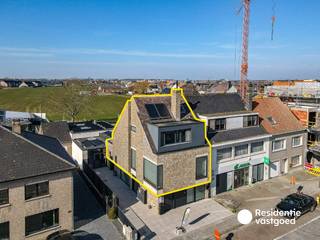 Volledig gerenoveerd appartement te huur te Bredene-dorp. Het appartement combineert comfort en hoogwaardige afwerking op een uitstekende locatie. <br /><br />Bij binnenkomst is er een praktische vestiaire. De tussenverdieping beschikt over op maat gemaakte kasten. De eerste verdieping bestaat uit een lichtrijke leefruimte met een open keuken uitgerust met alle toestellen. Verder is er een praktische berging met toegang tot het ruim terras, waar je geniet van een prachtig verzicht op velden.<br /><br />Tussen de eerste en de tweede verdieping, kan je een apart toilet terugvinden. De tweede verdieping biedt drie slaapkamers, waarvan één met een mezzanine en plafondhangmat en een andere met een dressing. De zolder is ingericht met alle technische installaties.<br /><br />Centrale verwarming op aardgas - Maandelijkse huurprijs: €1.250 - Beschikbaar vanaf 01/12/2026 - EPC 109 kWh/ (m² jaar) - label B - Ref. OU29219.<br /><br />Interesse? Plan vandaag nog jouw bezoek!