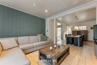 Interesse? Meer informatie op www.SWEVERS.be. - Deze ruime halfopen woning in Tessenderlo-Ham ligt in een rustige straat op een perceel van 10 are 09 ca en combineert het karakter van 1952 met moderne renovaties. De woning heeft een praktische indeling met een inpandige garage, ruime oprit, een lichtrijke leefruimte van 34 m² en een recent gerenoveerde keuken van 36 m² met uitzicht op de tuin en het zwembad.<br /><br />Er zijn vier volwaardige slaapkamers en twee badkamers, wat de woning geschikt maakt voor gezinnen of voor wie extra ruimte wenst. Eén slaapkamer kan dienen als studio met eigen badkamer. De woning is energiezuinig dankzij 38 zonnepanelen, dubbel hoogrendementsglas, isolatie en een gunstig EPC. Recente investeringen zoals een nieuw dak (2023) en een nieuwe gasketel verhogen het comfort.<br /><br />De zuidoostgerichte tuin met zwembad (4 x 10 m) en poolhouse vormt een grote troef. Extra voorzieningen zoals airco, alarmsysteem, camerabewaking en geluidsisolatie zorgen voor bijkomend comfort en veiligheid. Het geheel vormt een instapklare, ruime en energiezuinige woning. Bel ons vandaag nog voor een persoonlijke rondleiding. Wij van Swevers Real Estate helpen je maar al te graag verder. tel. 011 255 155. Bron bewoonbare oppervlakte: EPC-verslag.