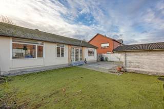 De woning is rustig gelegen op een perceel van 458 m² dicht bij het centrum van sint-Antonius. Men betreedt de woning via de inkomhal waar zich ook het gastentoilet bevindt. De ruime living is verbonden met de open keuken waar ook een buitendeur is om naar de tuin te gaan. Naast de vernieuwde badkamer zijn er nog 2 ruime slaapkamers. De zolder is bereikbaar via een uittrekbare trap en geschikt om spullen op te bergen. In de tuin bevindt zich nog een garage met automatische poort en een tuinberging.