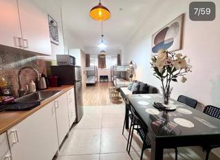 Ruime en veelzijdige Hondelshuis met 5 slaapkamers en 5 badkamers aan het Sint-Jansplein
Vraagprijs: €860.000
📍 Sint-Jansplein 34
Woonoppervlakte:260,21m2
🌳 Grondoppervlakte: 78,15m2
🛏️ 5 slaapkamers
🛁 5 badkamers
⚡ EPC-label: B
Ontdek deze uitzonderlijk ruime en veelzijdige stadswoning op een toplocatie aan het levendige en gegeerde Sint-Jansplein. Met een indrukwekkende woonoppervlakte van circa 360 m² combineert deze woning royale leefruimtes met hedendaags comfort en een uitzonderlijk potentieel. Een dergelijk ruimteaanbod is bijzonder zeldzaam in de stad.
De woning beschikt over maar liefst 5 volwaardige slaapkamers en 5 badkamers, een combinatie die garant staat voor optimaal wooncomfort en maximale flexibiliteit. Ze vormt dan ook een ideale thuis voor grote gezinnen, samengestelde gezinnen of bewoners die nood hebben aan extra privacy. Ook voor co-housing, een combinatie van wonen en werken of het ontvangen van gasten biedt deze woning uitstekende mogelijkheden.
Dankzij de veelzijdige indeling kan elke ruimte afgestemd worden op uw levensstijl. Creëer ruime gezinsvertrekken, comfortabele gastenkamers, rustige thuiswerkplekken of afzonderlijke ontspanningsruimtes. De woning biedt niet alleen een uitzonderlijke hoeveelheid vierkante meters, maar ook de vrijheid om een interieur en woonconcept te realiseren dat volledig aansluit bij uw persoonlijke behoeften.
Een belangrijke bijkomende troef is het energiezuinige EPC-label B. U geniet hier van de ruimte en het comfort van een royale stadswoning, gecombineerd met een gunstige energieprestatie. De centrale ligging aan het Sint-Jansplein maakt het plaatje compleet: winkels, gezellige horecazaken, openbaar vervoer en dagelijkse voorzieningen bevinden zich op wandelafstand. Tegelijk geniet u van de levendige sfeer, authentieke charme en uitstekende bereikbaarheid van het stadsleven.
Unieke troeven
• Royale woonoppervlakte van circa 260 m²
• 5 slaapkamers en 5 badkamers
• Uitzonderlijk veelzijdige indelin