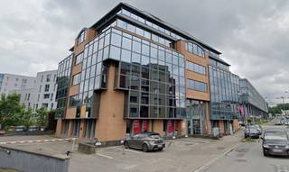 <p>Deze professionele kantoorruimte is voorzien van hoogwaardige technische afwerkingen, waaronder een verlaagd plafond, ingebouwde verlichting en ingebouwde airconditioning. Sanitaire voorzieningen zijn beschikbaar in de gemeenschappelijke delen, samen met apart douches voor heren en dames.</p>
<p>Het gebouw beschikt over een interfoon, lift, en zowel buiten- als binnenparking.</p>
<p>De grotere oppervlaktes zijn deelbaar vanaf 133m², wat flexibiliteit biedt voor huurders met verschillende ruimtebehoeften.</p>
<p><strong>Ligging:</strong> Gunstig gelegen nabij een bushalte en tramhalte, met snelle toegang tot de E40. Ook een supermarkt en fitnesscentrum zijn in de buurt, wat de praktische ligging nog versterkt.</p>