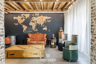 Voor meer info en foto’s, surf naar www.swevers.be – Deze woning aan de Sint-Truidersteenweg 245 in Borgloon biedt 146 m² bewoonbare oppervlakte, drie ruime slaapkamers en een zuidgericht perceel van 301 m². De woning dateert van 1937, maar werd in 2022 volledig gerenoveerd, waarbij onder andere de ramen, het dak, de keuken, de badkamer, de elektriciteit en de verwarming werden vernieuwd. Ook werd vloerverwarming voorzien. De woning is praktisch ingedeeld over drie bovengrondse verdiepingen en een kelder. Op het gelijkvloers vind je een centrale inkomhal, een woonkamer van 17,90 m² en een eetkamer met keuken van samen 24,80 m². Vanuit de eetkamer is er rechtstreeks toegang tot buiten. Verder is er een apart toilet. Vloerverwarming zorgt hier voor extra wooncomfort. De eerste verdieping omvat een royale slaapkamer van 24,40 m² en een badkamer met ligbad, toilet en wastafel, aangevuld met een afzonderlijk inloopbad. Op de tweede verdieping bevinden zich twee volwaardige slaapkamers van 15,60 m² en 15,30 m². De kelder van 25,10 m² biedt bijkomende praktische bergruimte.<br />Het zuidgerichte perceel vormt een mooie troef voor wie graag van de buitenruimte geniet. Technisch beschikt de woning over domotica, centrale verwarming op gas, een buitenkraan en een stopcontact buiten.<br />Ook de ligging is praktisch: openbaar vervoer bevindt zich op circa 260 meter, restaurants op 650 meter en winkels op ongeveer 1,6 km. Een ruime woning met een duidelijke indeling en heel wat mogelijkheden voor haar volgende bewoners. Voor meer informatie, bel 011 255 155. Bron bewoonbare oppervlakte: EPC – verslag.