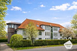 Ontdek dit instapklare appartement met een <strong>bewoonbare oppervlakte van 119 m²</strong>. Dankzij een <strong>EPC-score C en het asbestvrij</strong>e karakter verblijf je hier niet alleen comfortabel, maar ook zorgeloos;<br />De vakantiewoning beschikt over <strong>drie afgewerkte slaapkamers</strong>, elk voorzien van praktische inbouwkasten. De badkamer is uitgerust met een douche, spiegelkast en wastafel. Een volledig geïnstalleerde keuken biedt alles wat je nodig hebt voor dagelijks gebruik, terwijl de <strong>knusse zithoek</strong> uitnodigt tot ontspannen momenten;<br />Buiten geniet je van een <strong>gemeenschappelijke tuin</strong>, ideaal om tot rust te komen. Bovendien bevindt het appartement zich op <strong>wandelafstand van het strand, de zee en het openbaar vervoe</strong>r – een absolute troef voor wie houdt van een vlotte bereikbaarheid en een aangename leefomgeving;<br />Geen domicilie mogelijk;<br />Verkoop onder erfpacht;<br /><br /><strong><u>troeven:</u></strong><br />* Asbestvrij;<br />*Gemeubeld<br />* 119 m2 bewoonbare oppervlakte;<br />* Gunstige ligging;<br />* 3x slaapkamer;<br /><br />Een unieke opportuniteit voor wie op zoek is naar een tweede verblijf of investering op een toplocatie. Aarzel niet en kom het pand vrijblijvend bezoeken;