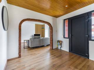 Knusse gerenoveerde woning in Dessel.Deze woning is ideaal gelegen dichtbij de slager, bakker, supermarkten en school in het centrum van Dessel.De...