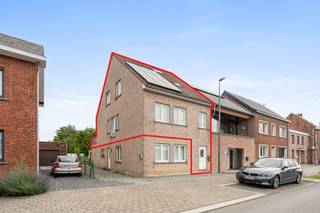 <p>Te koop: instapklaar duplex appartement in Humbeek, halfopen bebouwing, met prachtig zicht op het water.</p><p> </p><p>Dit ruime appartement, gebouwd in 1999, ligt aan de Oostvaartdijk, op een unieke locatie aan de rand van het water. De groene omgeving en het nabijgelegen centrum zorgen voor een rustige maar toch goed bereikbare woonplek. Het appartement is instapklaar, beschikt over een zonnig terras en een garage, en biedt vanuit de woonkamer en slaapkamers een mooi uitzicht op het water. Scholen, openbaar vervoer en winkels bevinden zich op korte afstand.</p><p> </p><p>Belangrijkste ruimtes:</p><p>• Woonkamer met grote ramen en uitzicht op het water</p><p>• Keuken met praktische indeling</p><p>• Drie slaapkamers met voldoende lichtinval</p><p>• Badkamer met ligbad en wastafel</p><p>• Terras met ruimte voor zitgelegenheid</p><p>• Garage</p><p> </p><p>Troeven:</p><p>• Instapklaar duplex appartement</p><p>• Zicht op het water </p><p>• Terras én garage inbegrepen</p>