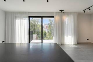 <strong>Hoogwaardig afgewerkt appartement op wandelafstand van het Hof van Leysen</strong><br /><br /><span>Op een ideale ligging nabij het Zuid en tevens met goede ontsluiting buiten de Stad is dit appartement gelegen op de derde verdieping van een kleinschalig appartementsgebouw. </span><br /><br /><span>De inkomhal met vestiaire en gastentoilet leidt u naar een ruime en lichte leefruimte. De open keuken met eiland is voorzien van alle hedendaags comfort. De berging is tevens uitgerust met aansluitingen voor was- en droogautomaat. Aansluitend aan de leefruimte bevindt zich een aangenaam terras met fraai zicht op het groen. </span><br /><span>Het appartement beschikt vervolgens over twee slaapkamers voorzien van ingemaakt kastenwerk. De badkamer is afgewerkt met dubbele wastafel, ligbad en inloopdouche. </span><br /><br /><span>De gemeenschappelijke kosten bedragen 150 euro per maand. </span><br /><br /><span></span><strong>Bijzonderheden:</strong><br /><span>- Hoogwaardig afgewerkt</span><br /><span>- Zeer goede locatie</span><br /><span>- Energiezuinig door middel van zonnepanelen en warmtepomp</span><br /><span>- Vloerverwarming</span>