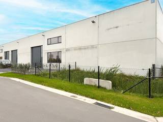 Nieuwbouw KMO-unit van 430 m² met 4 privatieve parkeerplaatsen te koop op een terrein van 585 m².Gelegen op amper 900 m van de Vichtsesteenweg, met...