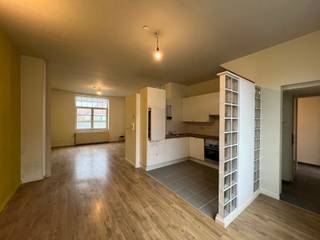 Super goed gelegen gelijkvloers appartement met tuintje nabij Leuven! Vanuit de centrale inkomhal loop je binnen in de ruime leefruimte met salonhoek en eethoek en centraal de ingerichte keuken. Aan de andere kant van het gebouw liggen de nachthal die toegang geeft tot 2 slaapkamers en een ingerichte badkamer. Centraal achteraan tussen de leefruimte en de slaapvertrekken heb je een hal die toegang geeft tot de kelders waar je ook de nodige aansluitingen kan vinden voor de wasmachine en droogkast. Vanuit deze hal loop je naar buiten en kom je in het tuintje/terras waarvan je ook volgens de akte het exclusief privatief gebruiksrecht hebt. Het gebouw werd rond 2013 opgedeeld in 3 appartementen waardoor het om een zeer kleine gemeenschap gaat met zeer beperkte kosten en zonder syndicus. Het dak werd alvast volledig vernieuwd in 2021! Vooraan het gebouw zijn ook 2 privatieve parkeerplaatsen. Wenst u een bezoek of meer informatie? Contacteer mij via 0486 43 49 08 Daphne van Sherwin Immo +