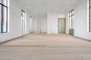 Dit gelijkvloerse appartement is bijzonder interessant voor allen die hun toekomstige thuis volledig zelf willen indelen en inrichten.
Wij bieden u de mogelijkheid om weg te dromen en creatief te zijn.
Een van de grootste voordelen van dit appartement is de mogelijkheid tot aanpassing en personalisatie. U krijgt de vrijheid om het interieur volledig naar uw eigen smaak en behoeften aan te passen. Van de indeling van de ruimtes tot de keuze van materialen en afwerkingen, alles kan worden aangepast aan de voorkeuren van de eigenaar. 
De relatie met de prachtige binnentuin spreekt aan om te leven met open ramen, u vertoeft in een sprookje.
Om u te ontzorgen krijgt u inzage voorzien in een plan met een mogelijke indeling.<br />