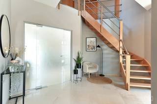 <p>Deze stijlvolle villa combineert <strong>ruimte</strong>, <strong>comfort</strong> en een <strong>hoogwaardige afwerking</strong> op een uitstekende manier. De woning is volledig <strong>instapklaar</strong> en biedt dankzij haar <strong>doordachte indeling</strong> tal van mogelijkheden.</p>
<p>Via de inkomhal kom je in de lichtrijke leefruimte met gezellige <strong>houtkachel</strong>, perfect voor sfeervolle avonden. De open indeling creëert een aangenaam contact met de tuin en het terras. De moderne maatkeuken van <strong>Grietens</strong>, vernieuwd in <strong>2019</strong>, is uitgerust met alle hedendaagse comfort.</p>
<p>Op het gelijkvloers bevindt zich een praktische bureauruimte, ideaal voor <strong>thuiswerk</strong> of een <strong>zelfstandige activiteit aan huis</strong>. De functionele indeling maakt de woning bijzonder geschikt voor een <strong>vrij beroep</strong>.</p>
<p>De verdieping telt <strong>vier ruime slaapkamers</strong>, <strong>twee badkamers</strong> en extra bergruimte. De woning is deels <strong>onderkelderd</strong> en beschikt over een <strong>garage met sectionale poort</strong> en een ruime <strong>oprit met plaats voor meerdere wagens</strong>.</p>
<p>Buiten geniet je van een mooi aangelegde tuin met <strong>zwembad</strong> en een ruime <strong>pergola (2019)</strong> met automatisch regelbare zonnewering, <strong>ledverlichting</strong> en een ingebouwde barbecue. Deze vormt een echte verlenging van de leefruimte en is ideaal om het hele jaar door te genieten.</p>
<p>Verder is de woning uitgerust met een gunstige <strong>EPC-score C (bijna B)</strong>, <strong>33 zonnepanelen (600 kWh/jaar, met certificaten van €270/100 kWh voor nog ongeveer 4 jaar)</strong> en <strong>zonnescreens</strong> aan de keukenramen.</p>
<p>Kortom, een warme en veelzijdige woning waar <strong>comfort</strong> en <strong>kwaliteit</strong> centraal staan.</p>