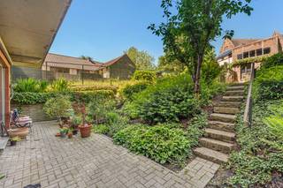 Dit mooie appartement is centraal gelegen en biedt zowel voor- als achteraan zicht op groen. Alles op wandelafstand!Bestaande uit een inkomhal met...
