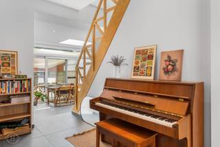 Deze stijlvol gerenoveerde woning uit 2022 combineert hedendaags wooncomfort met een uitstekende ligging nabij Leuven en alle dagelijkse voorzieningen. Met een bewoonbare oppervlakte van 150 m², EPC-label B en een conforme elektrische keuring is deze woning bijzonder energiezuinig en futureproof. De inkomhal leidt naar de lichtrijke leefruimte met aansluitende eetplaats en een elegant ingerichte keuken, voorzien van alle nodige toestellen en een aangename flow. Op het gelijkvloers bevinden zich tevens een gastentoilet, extra bergruimte en een inpandige garage met plaats voor fietsen, wasmachine en stockage. Via de uniek afgewerkte trap bereikt u drie ruime slaapkamers, waarvan twee met mezzanine, Veluxramen met verduistering en zonneschermen. De ruime badkamer beschikt over zowel een inloopdouche als ligbad en een tweede toilet. Buiten geniet u van een zonnig terras met zonnetent en een ruime zuidgerichte tuin, waarbij de inbegrepen grasrobot het onderhoud grotendeels uit handen neemt. Achteraan zijn er nog twee extra autostaanplaatsen voorzien. Ook het tuinhuis, de ingebouwde bureau en vliegenramen in elke ruimte zijn inbegrepen. Een droge kelder biedt bijkomende opbergruimte. Delhaize, Lidl, bakker, een nieuwe Colruyt, fitness en scholen bevinden zich vlakbij, het bos ligt op slechts 10 minuten wandelen. Een bijzonder complete en smaakvol afgewerkte woning waar werkelijk alles werd vernieuwd. Interesse? Contacteer ons via info@homies.be of 016 22 82 22. (stedenbouw in aanvraag)