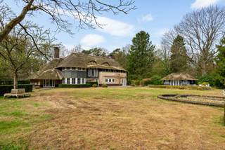 This charming villa with thatched roof was built in 1996 on a plot of approximately 6,372 m² with park garden, swimming pool and pool house...