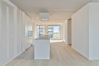 <p>Dit appartement bevindt zich op de derde verdieping en heeft 2 slaapkamers en een terras van 43 m² met 9m² daktuin. Het appartement beschikt over een ondergrondse berging van 14 m². Er is een mogelijkheid tot het aankopen van één of meerdere ruime ondergrondse autostaanplaatsen.</p>

<p>Deze appartementen werden ontworpen door architecten Goedefroo met het doorzon-principe waardoor er de hele dag zonlicht binnenkomt.</p>

<p>Door de hoge raampartijen is er de ganse dag lichtinval in de leefruimte en wordt er een loftgevoel gecreëerd. De hoge afwerkingsgraad en materiaalkeuze biedt residentie Cavallo een ultiem wooncomfort. </p>

<p>Residentie Cavallo wordt op een duurzame manier voorzien van een basis koeling en verwarming. Via Geothermie in combinatie met betonkernactivering streven ze naar een collectieve binnentemperatuur van 16 graden, Deze installatie wordt aangedreven door zonnepanelen.</p>

<p>Deze appartementen zijn <strong>volledig afgewerkt</strong> en  <strong>onmiddellijk beschikbaar</strong>. </p>

<p> </p>

<p>Meer weten? Neem vrijblijvend contact op met Jéröme 056/61.10.10 of jerome@immobossuyt.be</p>

<p> </p>

<p> </p>