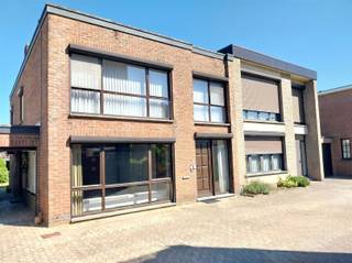 <p>Request your visit at info@optimusvastgoed.be!<br />TEUR: Spacious row house with 3 bedrooms in Aarschot!<br />This spacious closed building is located in a quiet street near the cozy center of Aarschot, where you can find all kinds of facilities and within walking distance of the station. For cycling and walking enthusiasts, there is nearby the Demerdijk and the Meetshovenbos. The house has a spacious living room, spacious kitchen, 3 bedrooms, 1 with study, 2 bathrooms and 3 toilets. There is also a cozy little garden with garden shed and an indoor garage. The windows are equipped with shutters and there is an awning on the terrace.<br />Location:<br />Private location in a quiet street near the center of Aarschot and within walking distance of the station.<br />Layout:<br />- Ground floor: entrance hall, guest toilet, living room, dining room, kitchen with appliances, storage room, bathroom with shower and toilet, garage.<br />- Upper floor: Bedroom 1 with study/dressing, bedroom 2, bedroom 3, bathroom with bathtub and toilet, storage room.<br />- Exterior landscaping: garden and terrace with awning, garden house and garden shed.<br />Trophies:<br />- Convenient location!<br />- 3 bedrooms!<br />- 2 bathrooms!<br />- Shutters!<br />- Garage!<br />EPC B with certificate number 20260526-0003877496-RES-1.<br />Immediately available!</p>